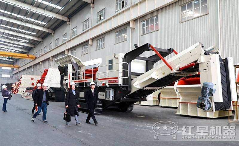 河南郑州移动式粉碎机厂家，用户参观车间